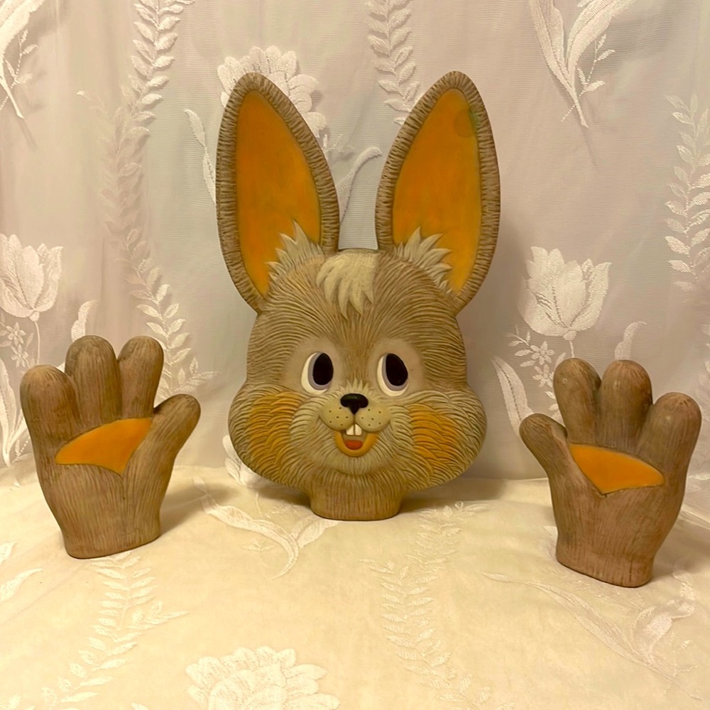 Vintage Easter Peek-A-Boo Ceramic Hobbiest set . No chips, cracks or breakage.